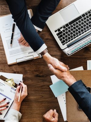 Equipo de trabajo dandose la mano